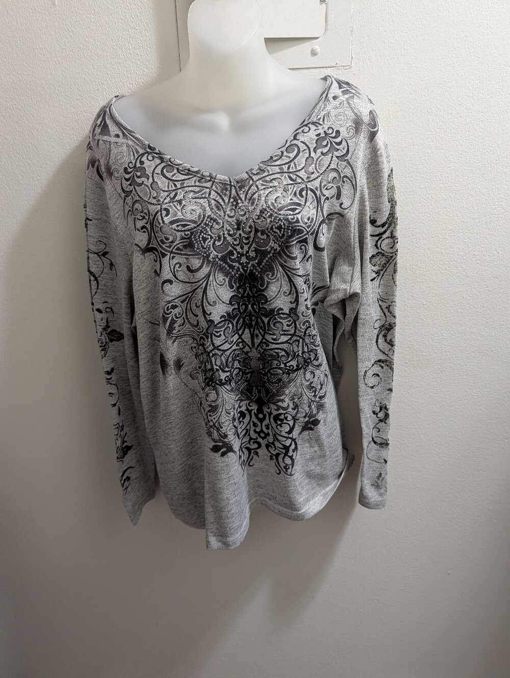 Avenue Woman's 14/16 Gray Long Sleeve V-Neck Top with Black Ornate Print